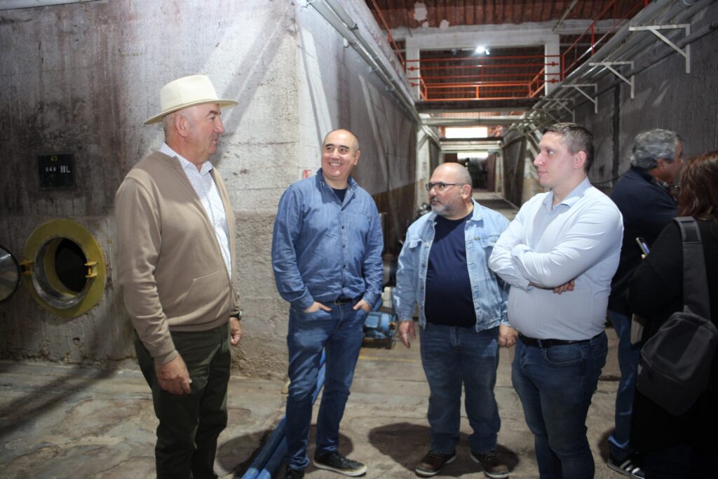 Javier Di Silvestre, Pte. de Cooperativa Nueva California, junto al Enológo de la Bodega y los referentes de la FEM, Santiago Laugero (Pte). y Franco Totero (Secretario)